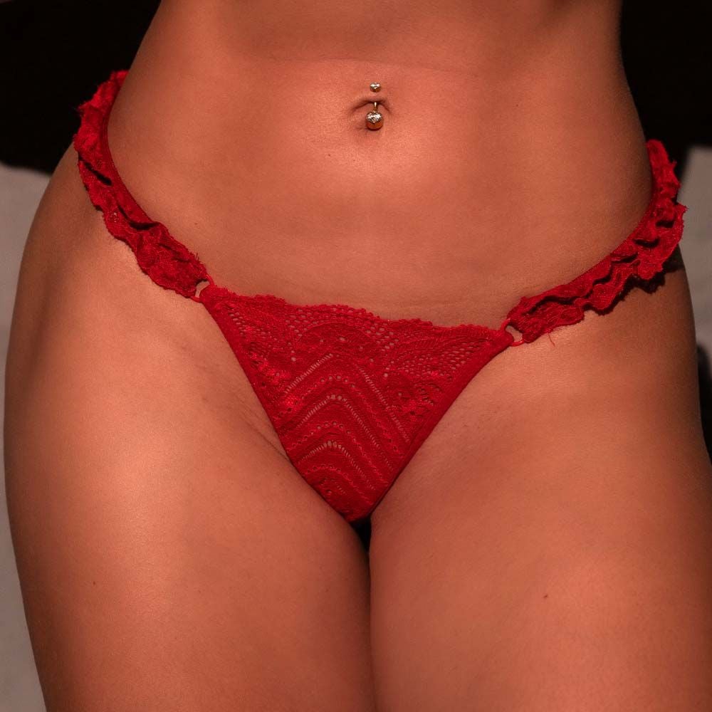 Fio Dental Luxo Vermelha Frases Strass Pimenta Sexy une renda, brilho e sensualidade em uma peça única. Conforto e atitude irresistível.